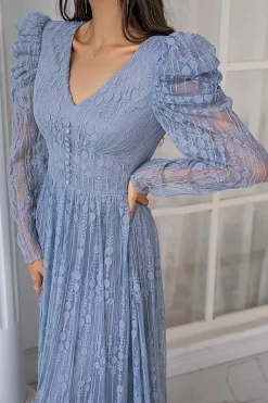 Vestido de baile longo de renda azul com mangas