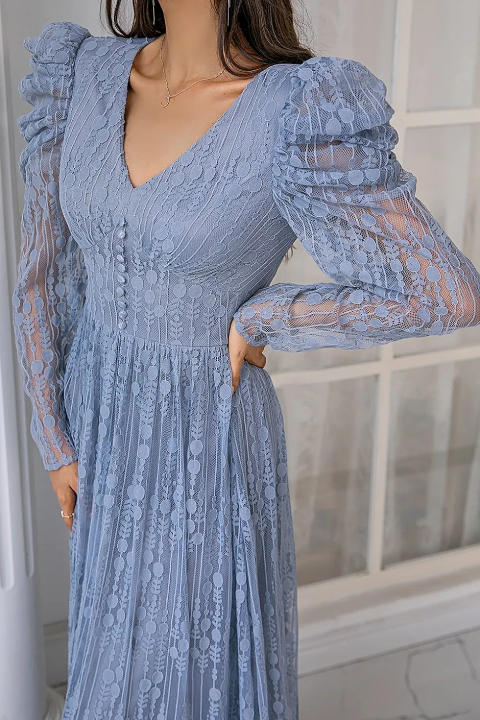 Vestido de baile longo de renda azul com mangas