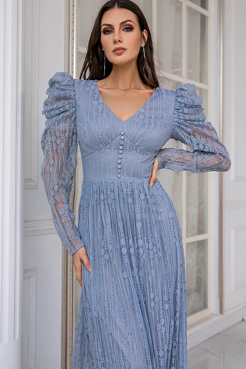 Vestido de baile longo de renda azul com mangas