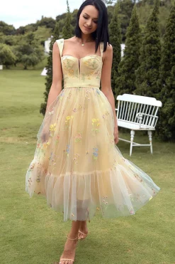 Vestido de baile longo de champanhe com bordado