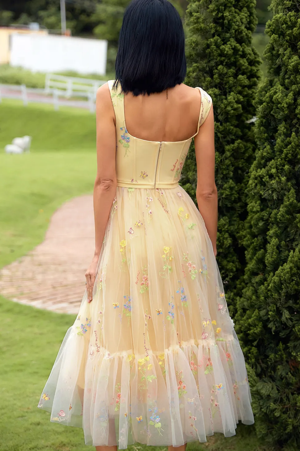 Vestido de baile longo de champanhe com bordado