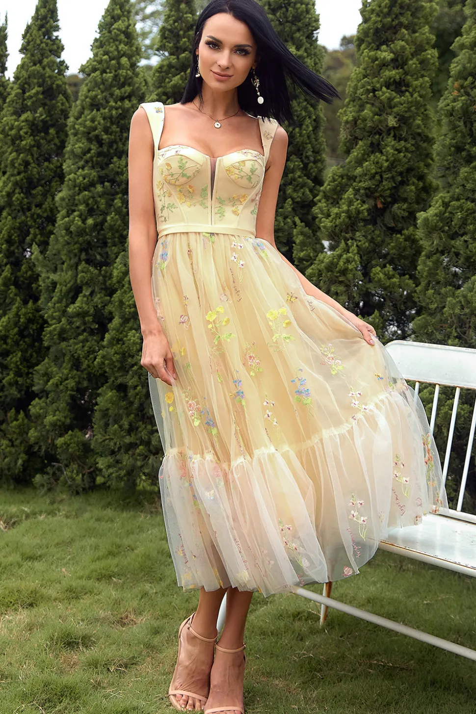 Vestido de baile longo de champanhe com bordado