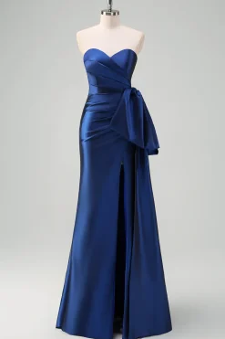 Vestido de baile longo plissado azul escuro sem alças com acento de arco drapeado
