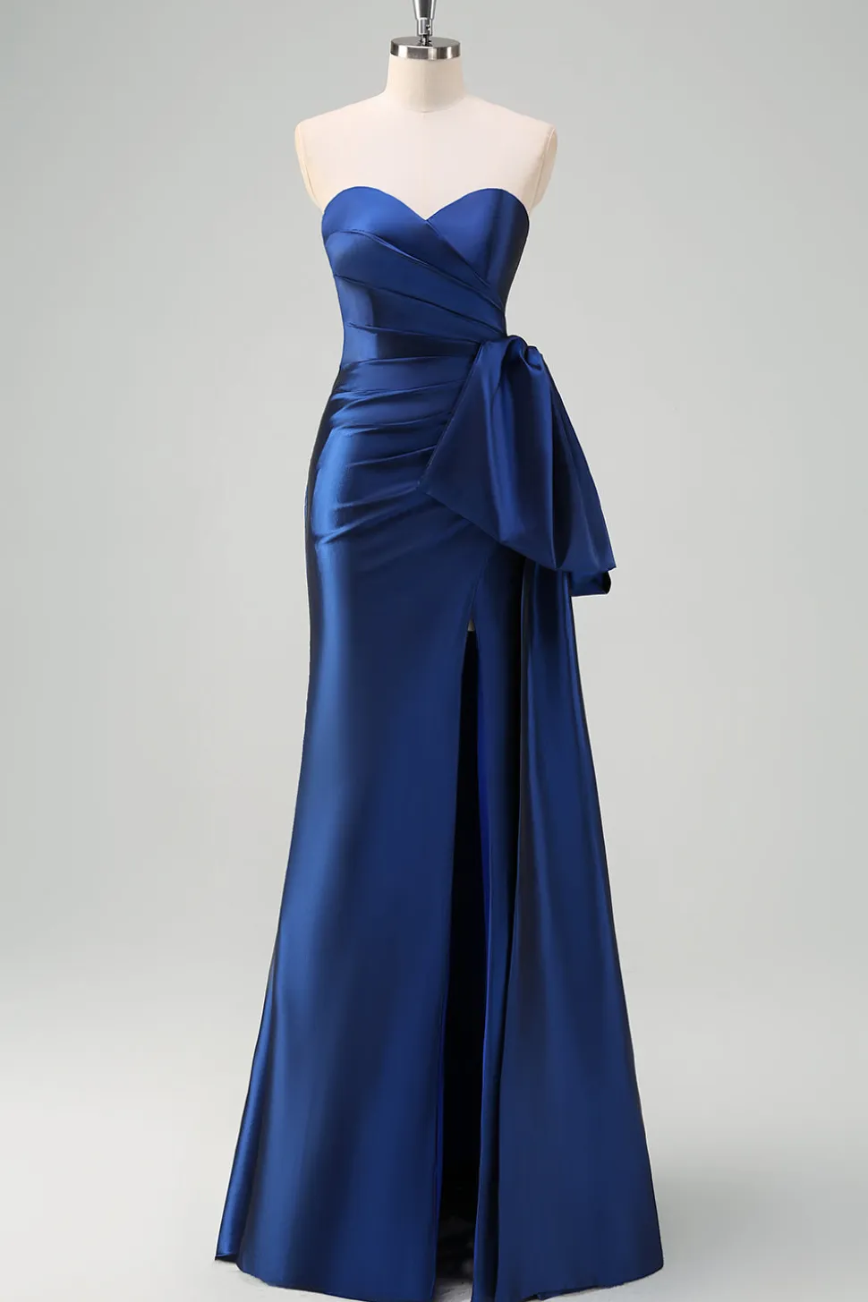 Vestido de baile longo plissado azul escuro sem alças com acento de arco drapeado