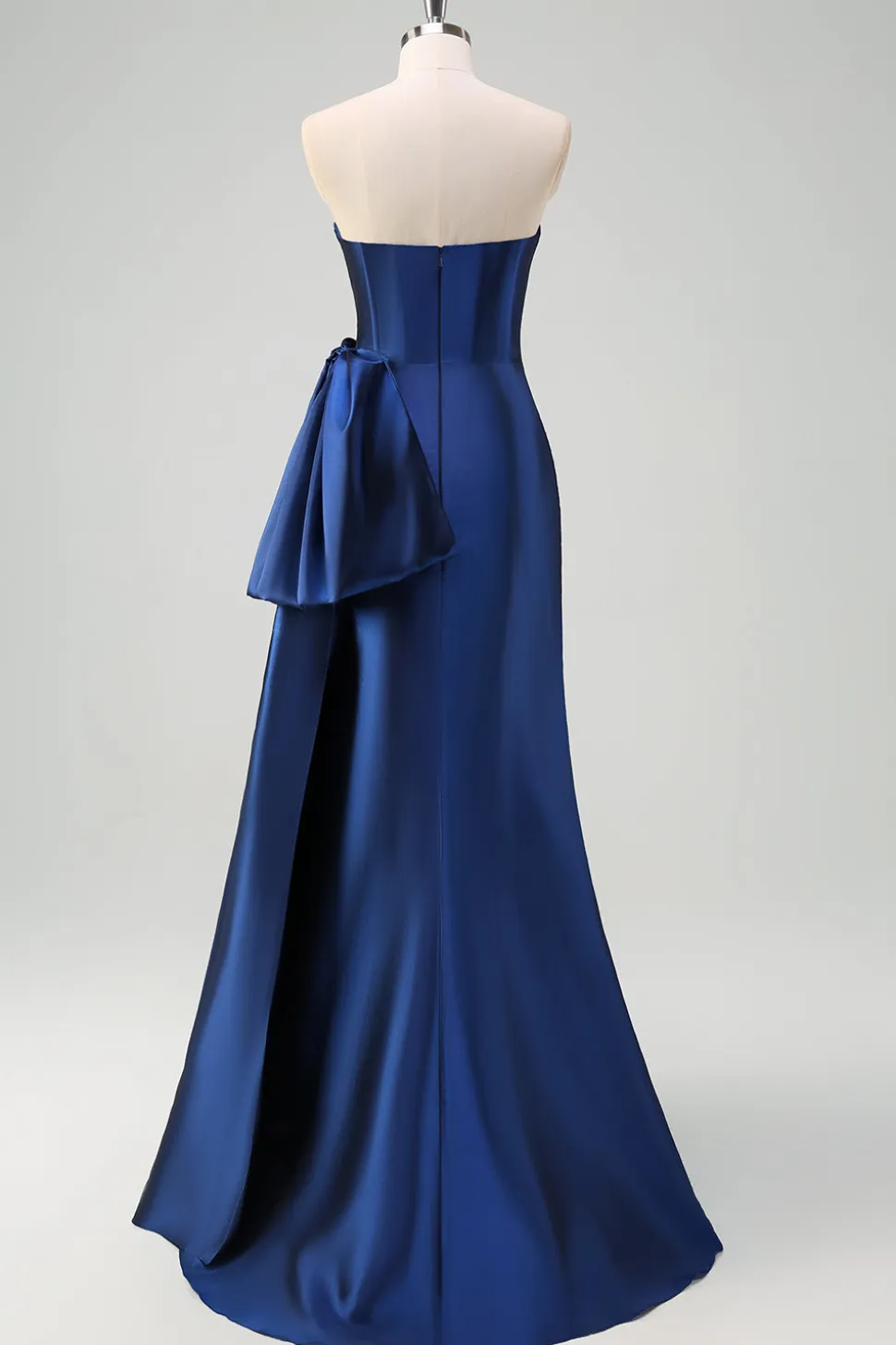 Vestido de baile longo plissado azul escuro sem alças com acento de arco drapeado
