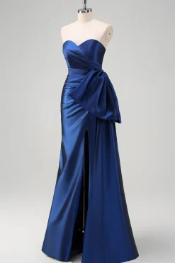 Vestido de baile longo plissado azul escuro sem alças com acento de arco drapeado