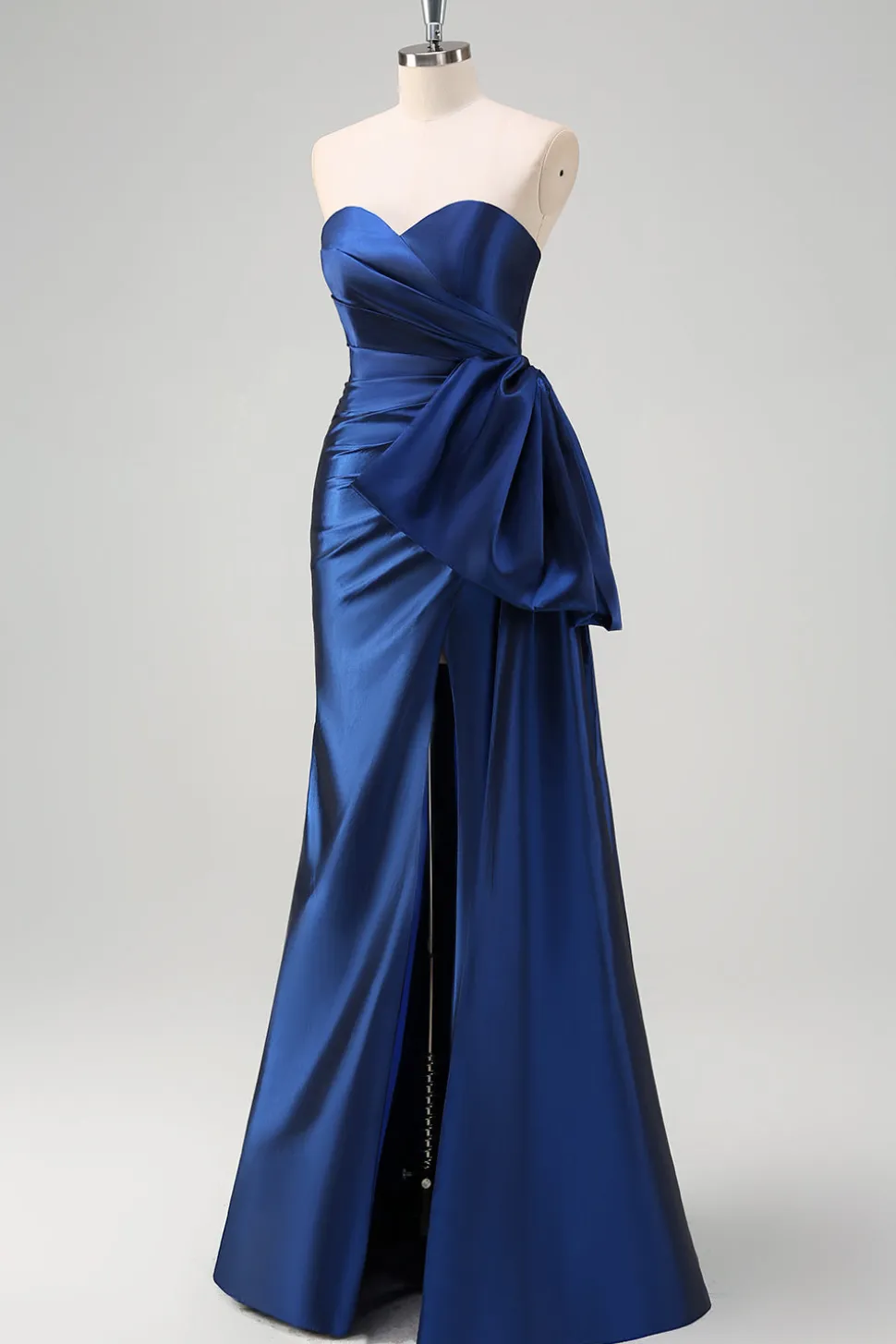 Vestido de baile longo plissado azul escuro sem alças com acento de arco drapeado