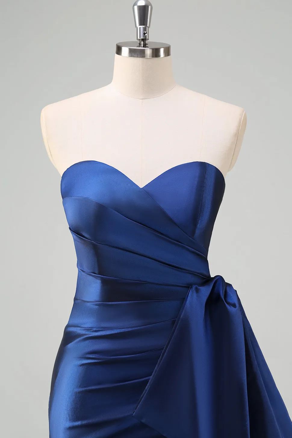 Vestido de baile longo plissado azul escuro sem alças com acento de arco drapeado