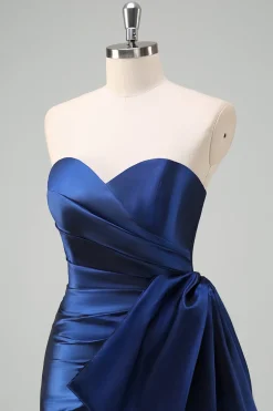Vestido de baile longo plissado azul escuro sem alças com acento de arco drapeado
