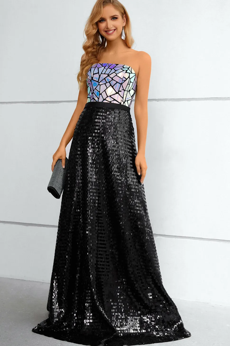 Vestido de baile preto sem alças de lantejoulas
