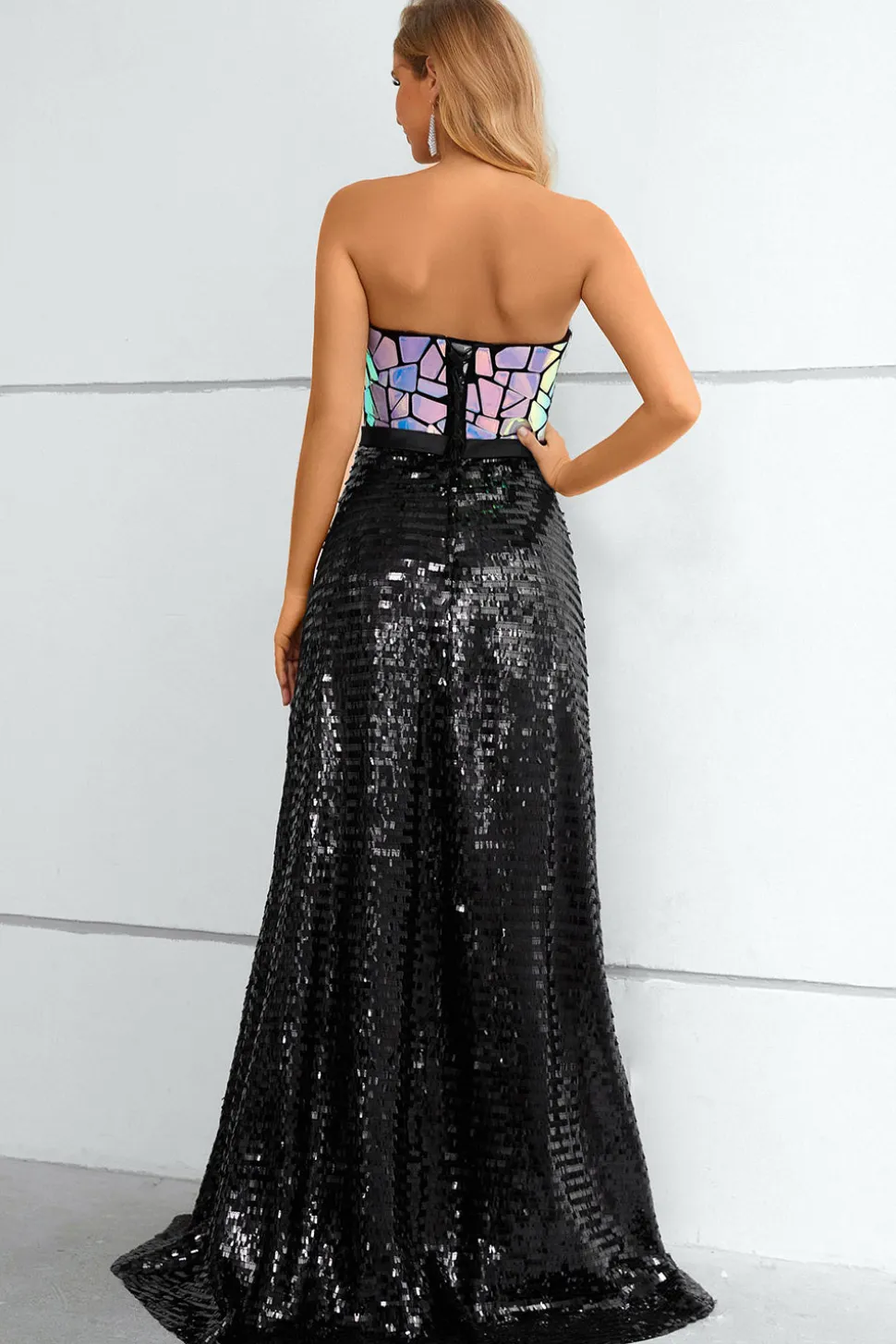 Vestido de baile preto sem alças de lantejoulas