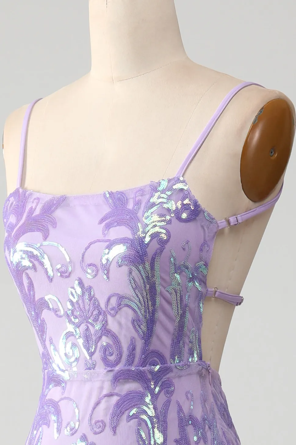 Vestido de baile sem costas roxo claro com lantejoulas