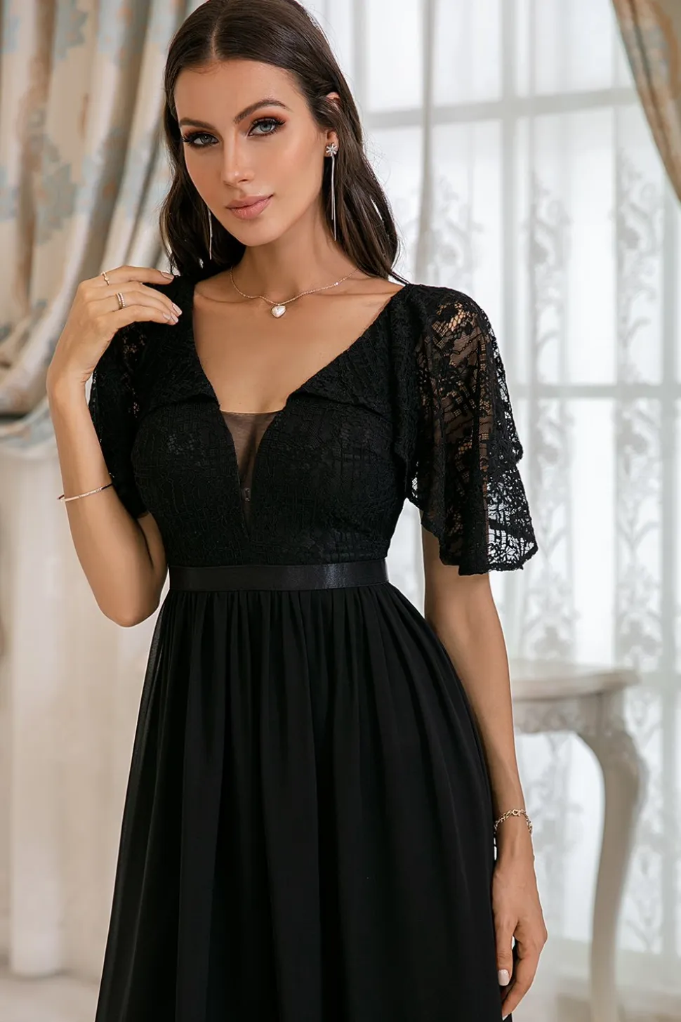 Vestido de baile sem costas de renda preta