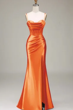 Vestido de baile sereia com alças finas azul royal e fenda