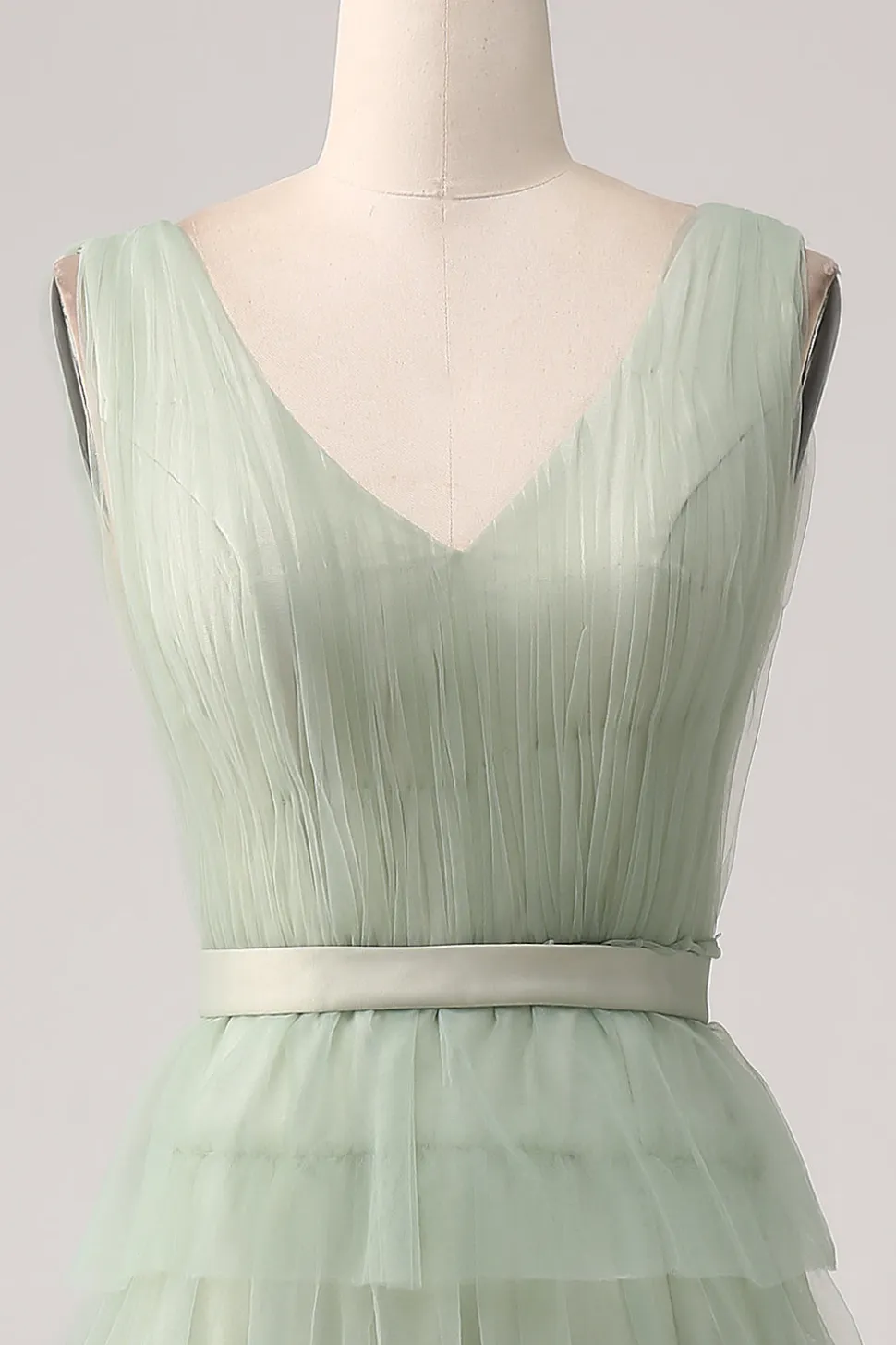 Vestido de baile verde plissado com fenda