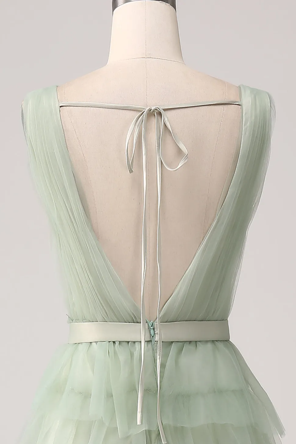 Vestido de baile verde plissado com fenda