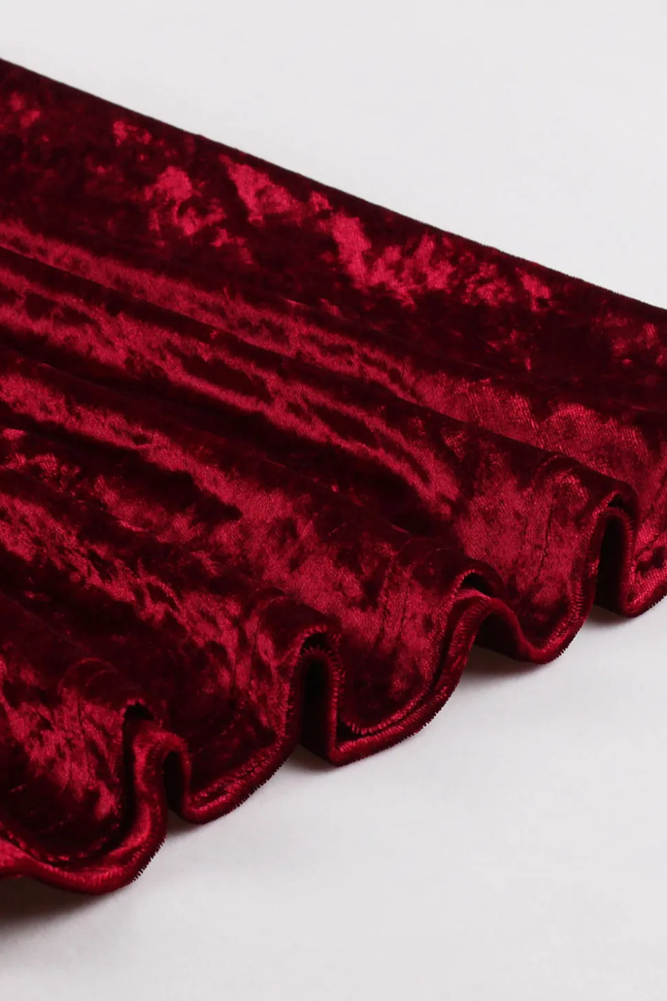 Vestido de balanço de veludo borgonha com mangas compridas