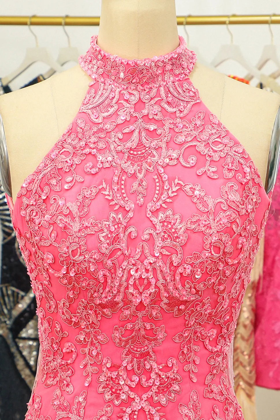 Vestido de boas-vindas rosa aberto frente única com renda e renda