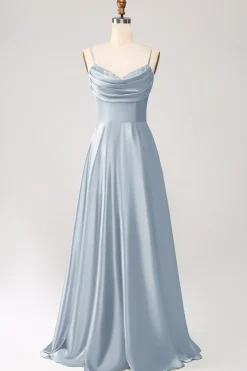 Vestido de cerimônia de cetim azul empoeirado com alças finas em linha A