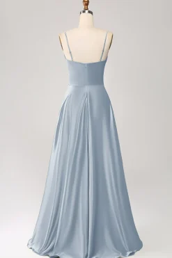 Vestido de cerimônia de cetim azul empoeirado com alças finas em linha A