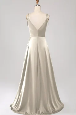 Vestido de Cerimônia Dusty Sage com alças finas franzido e fenda