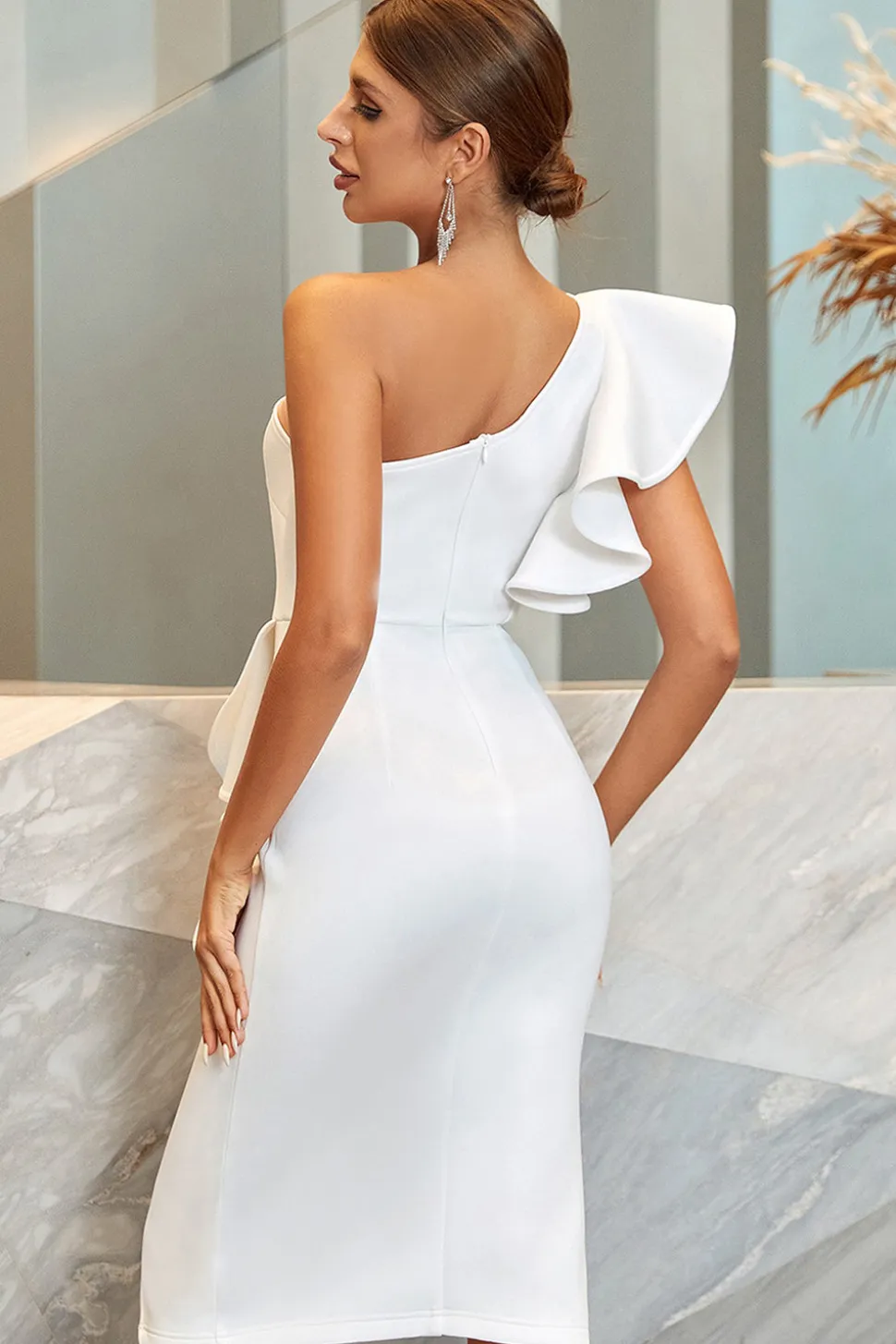 Vestido de Cocktail Branco Um Ombro Ajustado