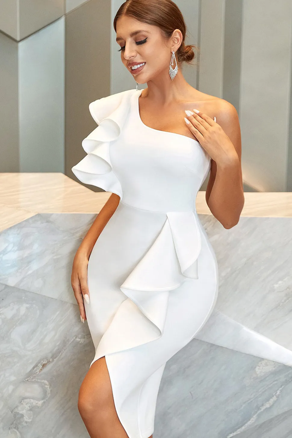 Vestido de Cocktail Branco Um Ombro Ajustado
