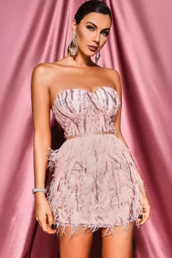 Vestido de cocktail com penas rosa