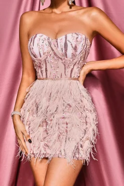 Vestido de cocktail com penas rosa