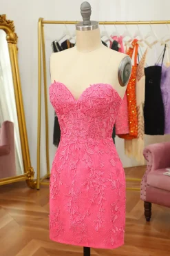 Vestido de cocktail curto rosa apertado com apliques