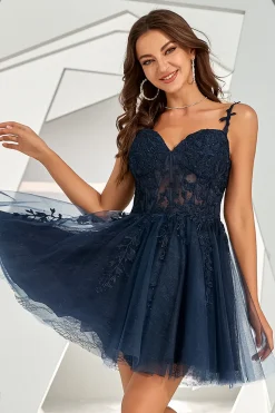 Vestido de cocktail curto sem costas da Marinha com apliques