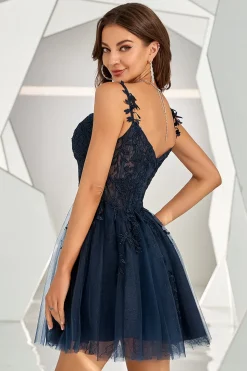 Vestido de cocktail curto sem costas da Marinha com apliques
