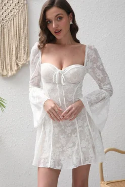Vestido de cocktail curto de renda de pescoço quadrado branco com mangas