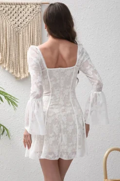 Vestido de cocktail curto de renda de pescoço quadrado branco com mangas