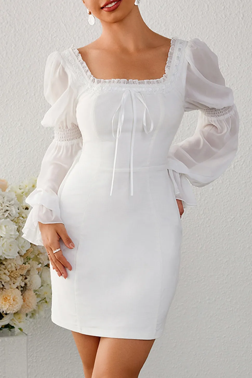 Vestido de cocktail curto branco bodycon pescoço quadrado