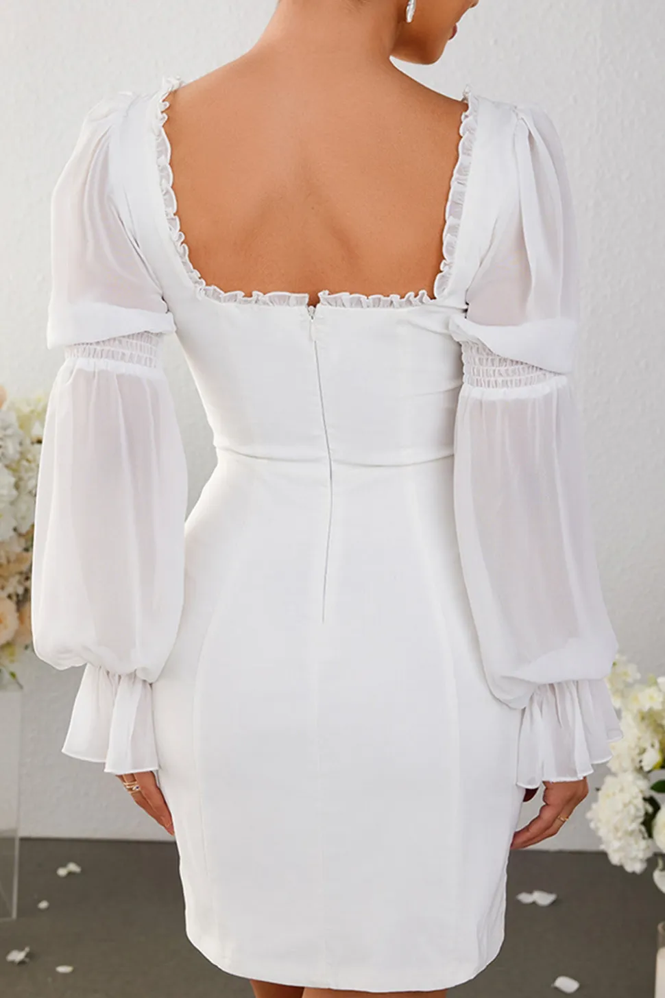 Vestido de cocktail curto branco bodycon pescoço quadrado
