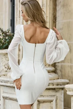 Vestido de cocktail de mangas compridas brancas
