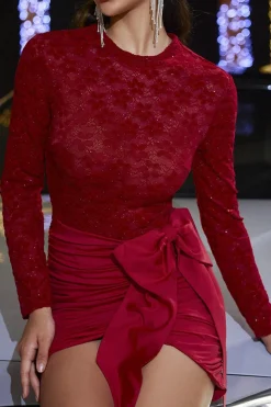 Vestido de cocktail de renda de manga longa vermelho brilhante com gravata borboleta