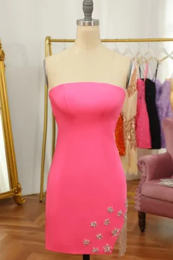 Vestido de cocktail justo rosa com estrela e franjas