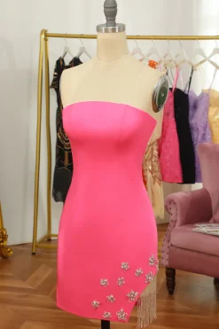 Vestido de cocktail justo rosa com estrela e franjas