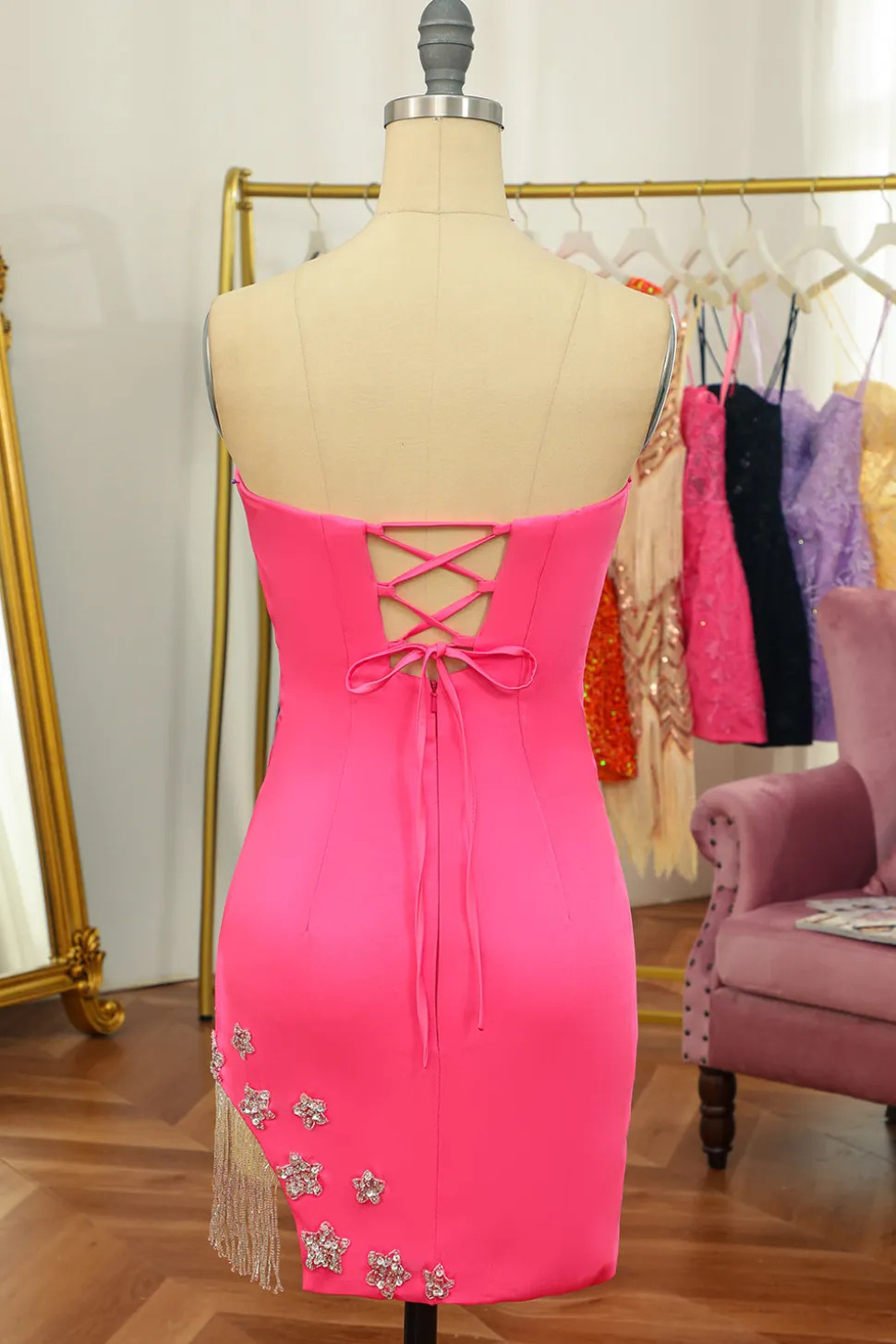 Vestido de cocktail justo rosa com estrela e franjas