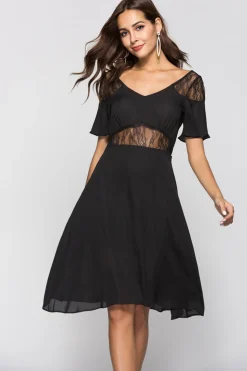 Vestido de cocktail preto de linha com renda