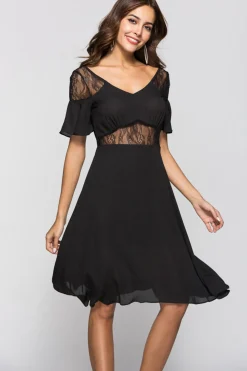 Vestido de cocktail preto de linha com renda