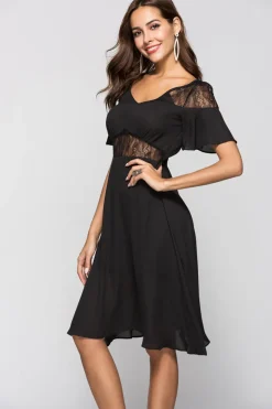 Vestido de cocktail preto de linha com renda
