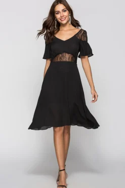 Vestido de cocktail preto de linha com renda