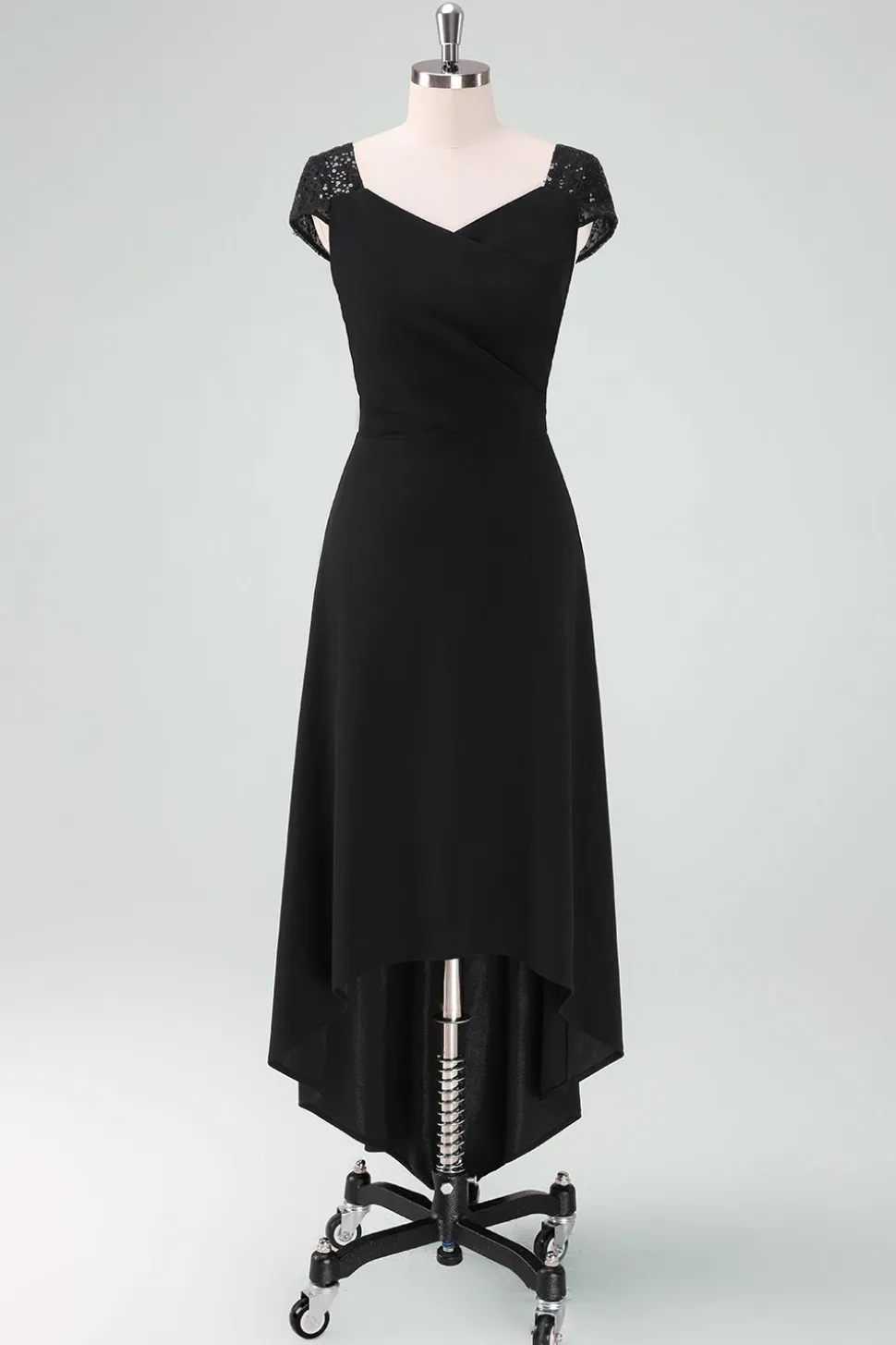 Vestido de cocktail preto alto-baixo com mangas de boné