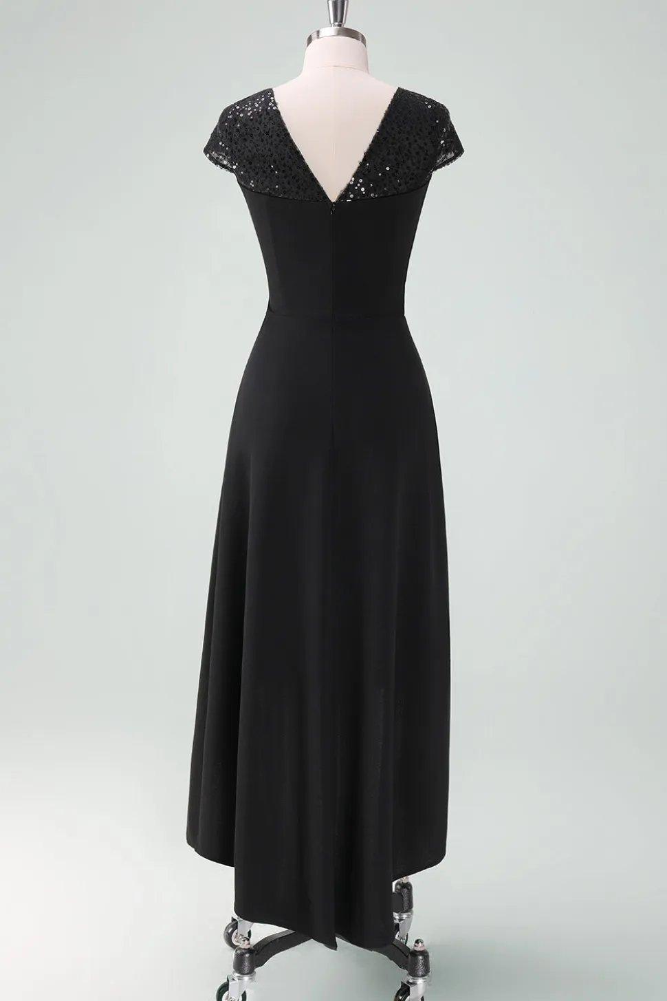 Vestido de cocktail preto alto-baixo com mangas de boné
