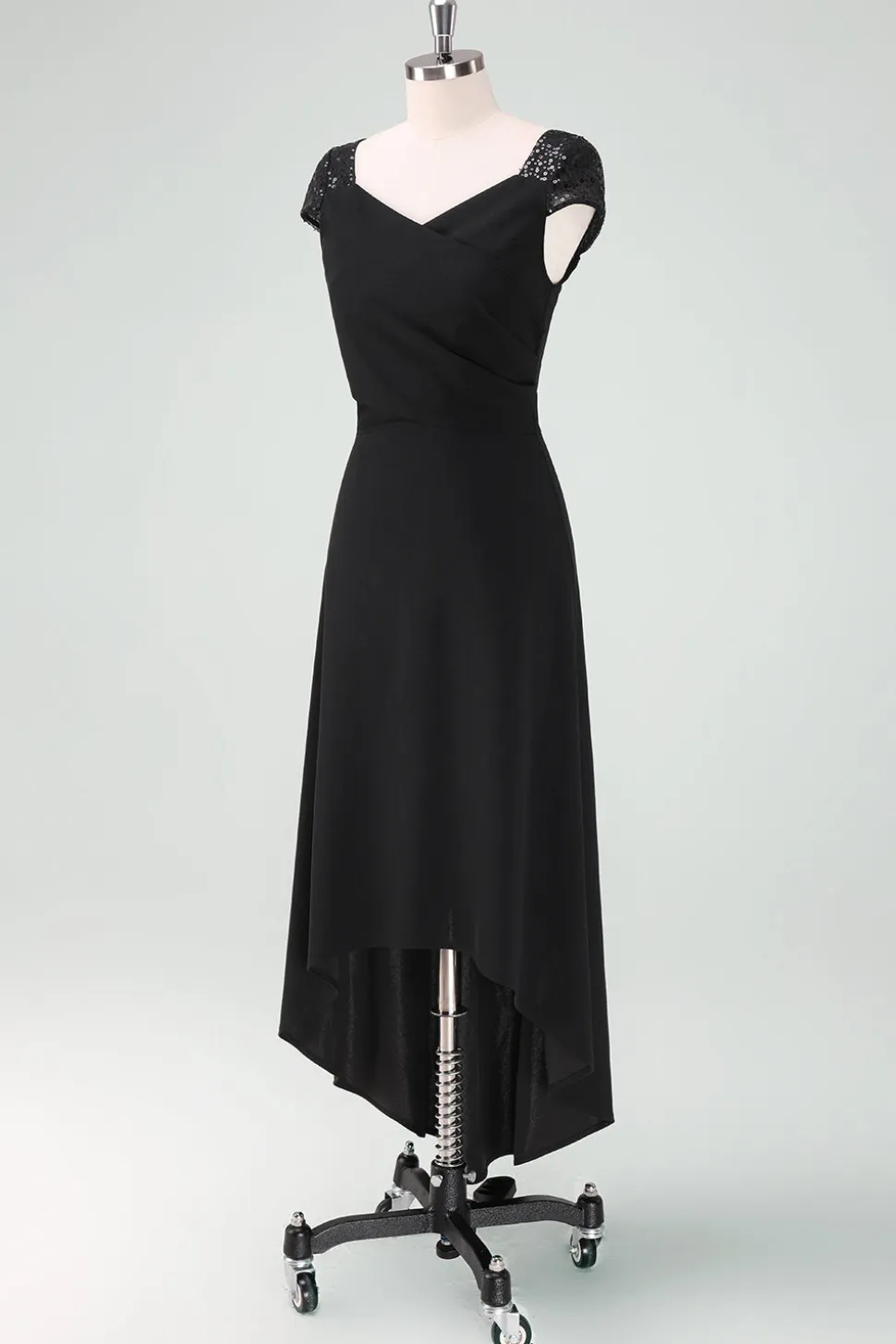Vestido de cocktail preto alto-baixo com mangas de boné
