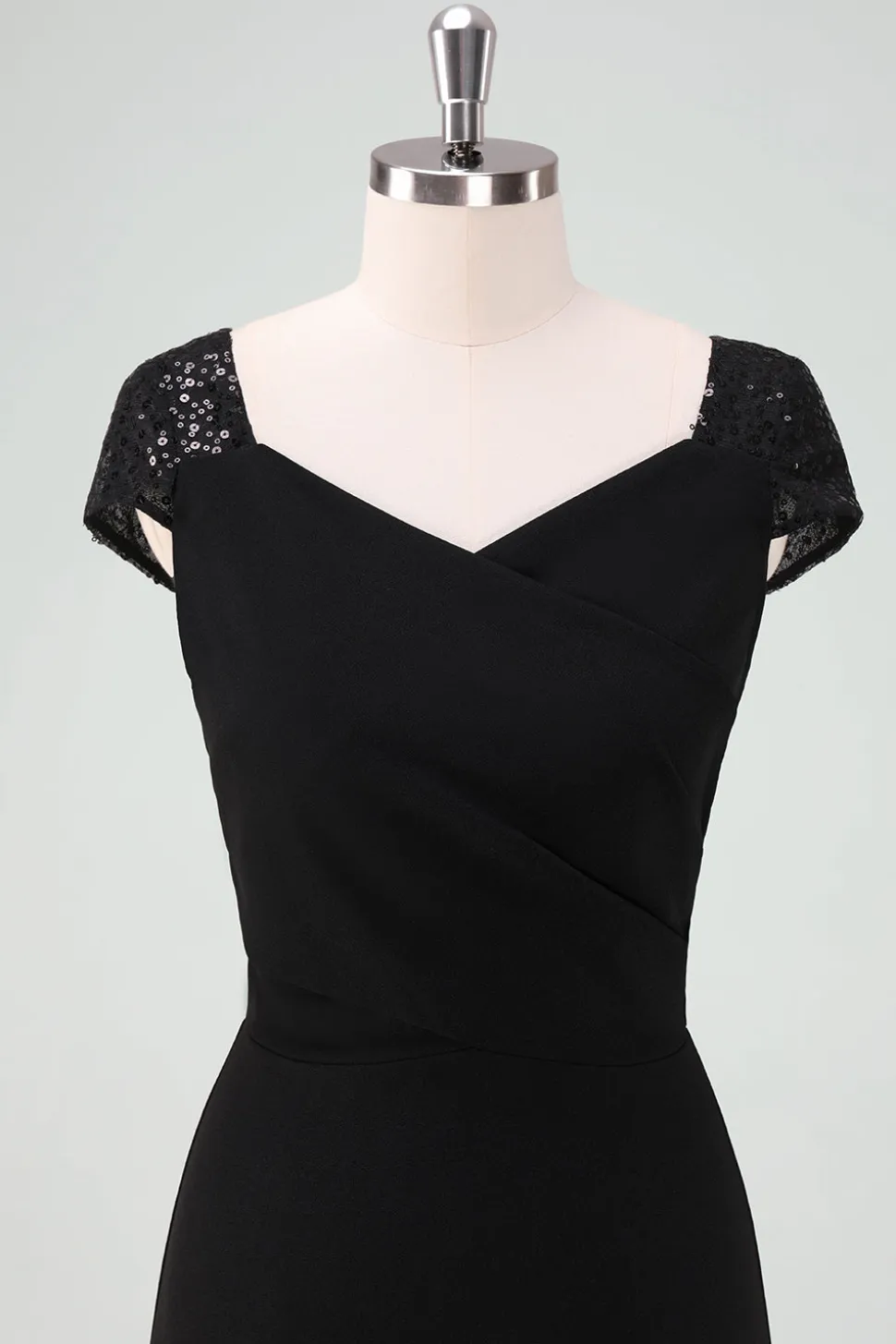 Vestido de cocktail preto alto-baixo com mangas de boné