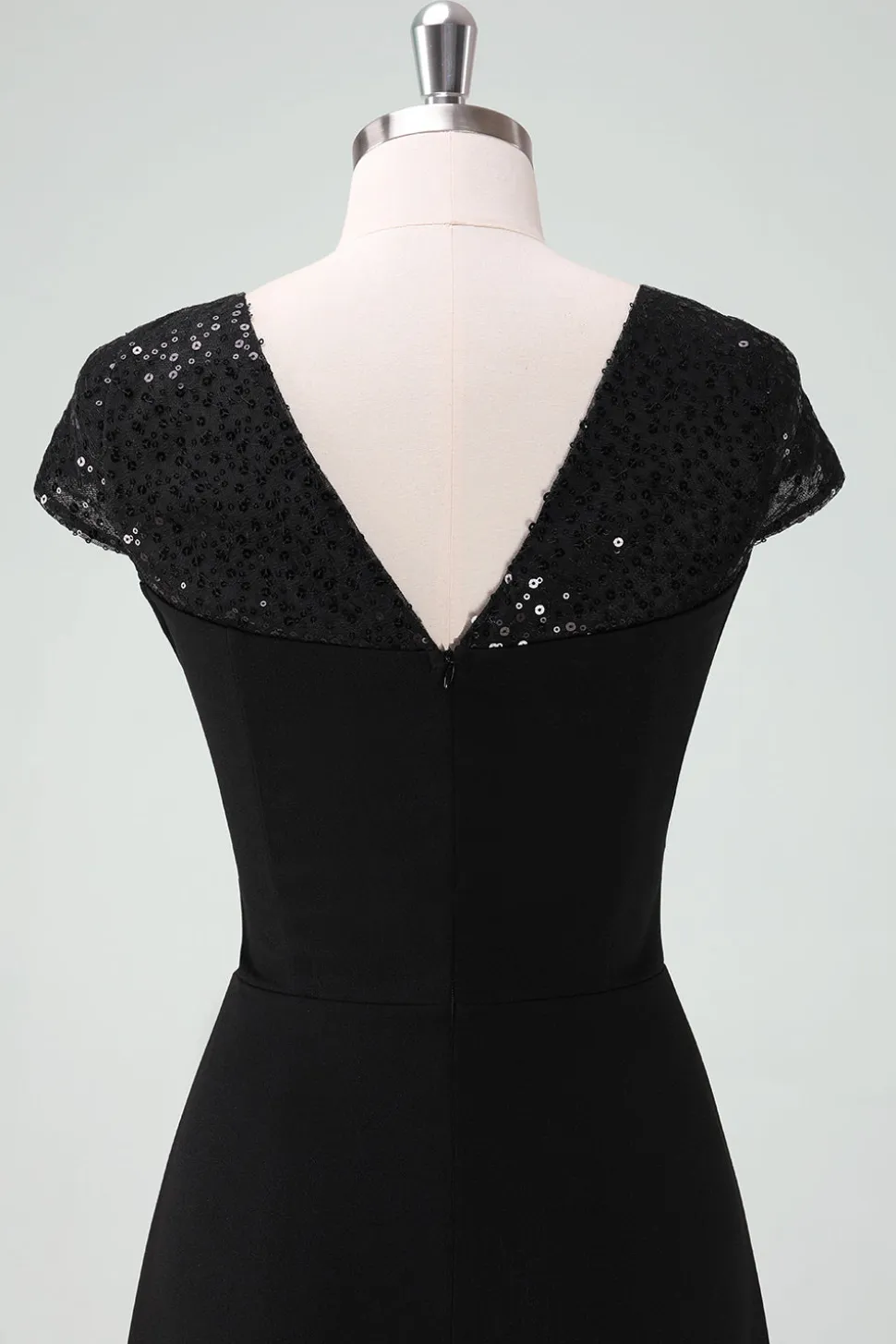 Vestido de cocktail preto alto-baixo com mangas de boné